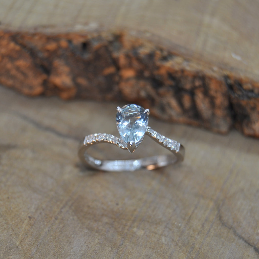 Anello artigianale mezza riviera, in Oro con Acquamarina e diamanti, realizzato su misura da Orafo.