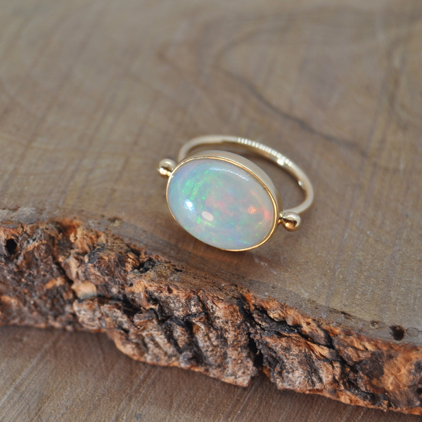 Anello solitario in Oro, artigianale realizzato da Orafo, con Opale .