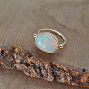Anello solitario in Oro, artigianale realizzato da Orafo, con Opale .