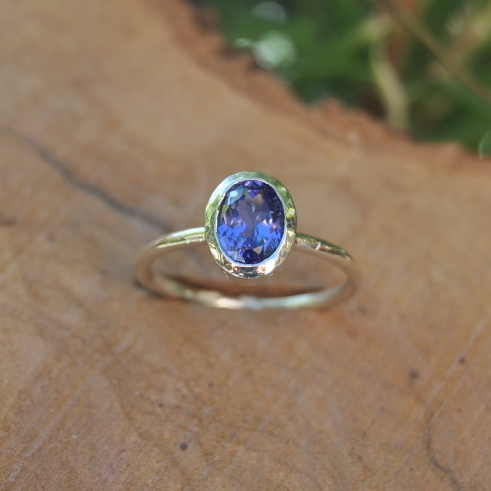 Solitario battuto Tanzanite