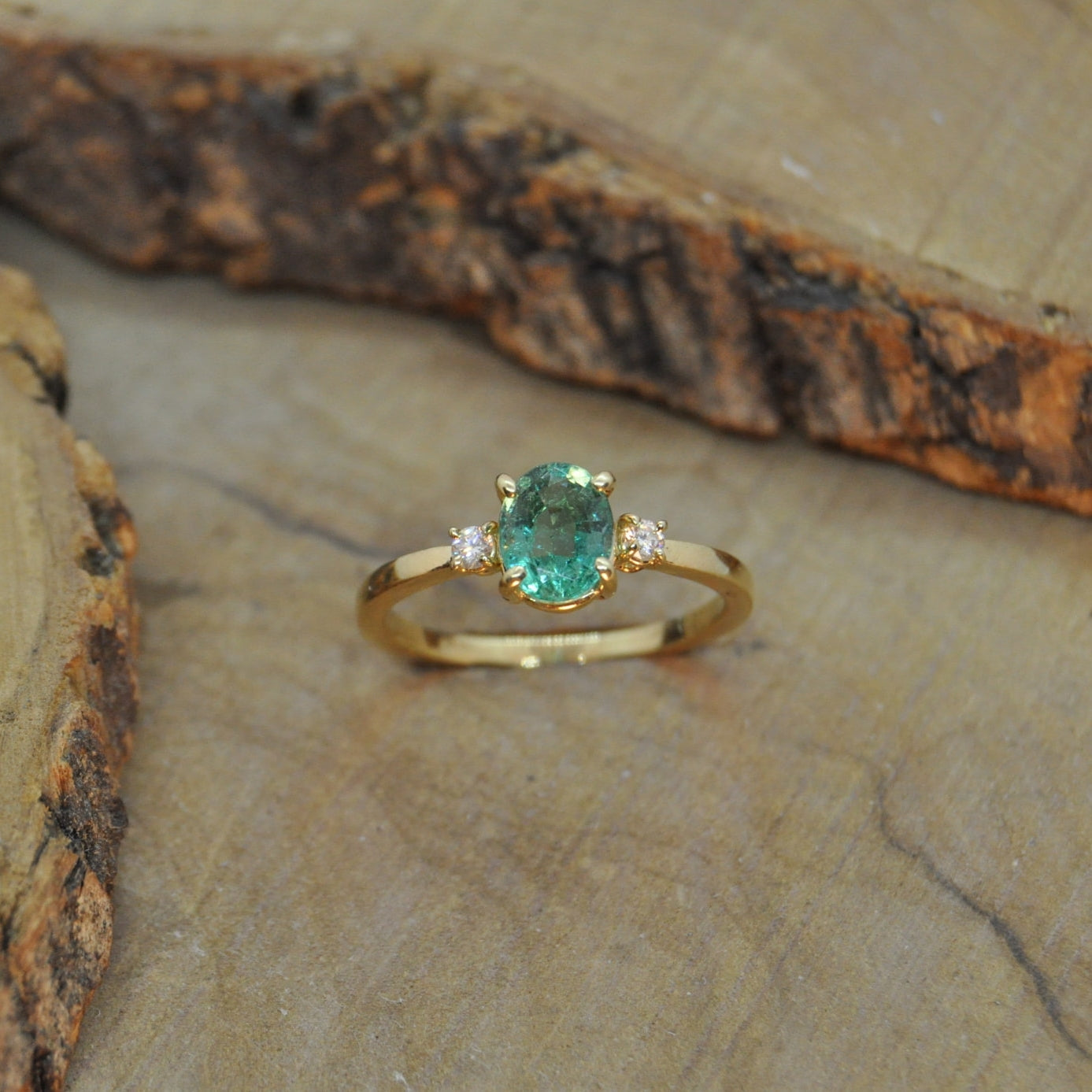 Anello in Oro con Smeraldo e diamanti, realizzato artigianalmente da Orafo, su misura. 